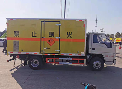 文圣爆破器材运输车工人安全操作规范与智能技术保障